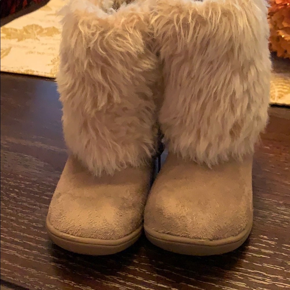 Carter’s faux fur toddler boots